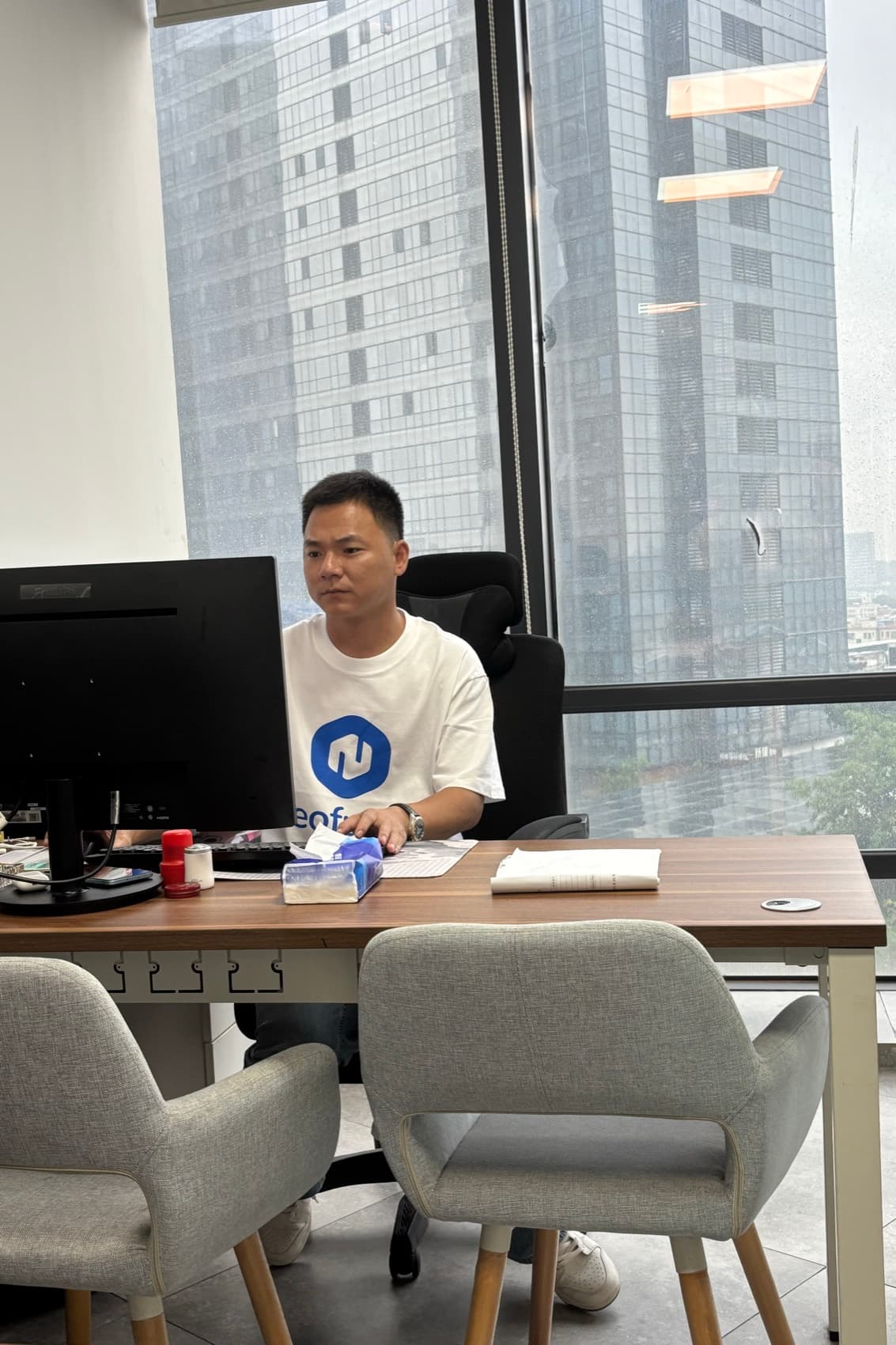 A Neofulfill account desk in the Shenzhen office.