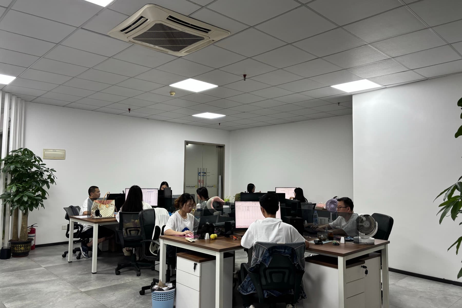 The Neofulfill operating team working at their desks in the Shenzhen office.